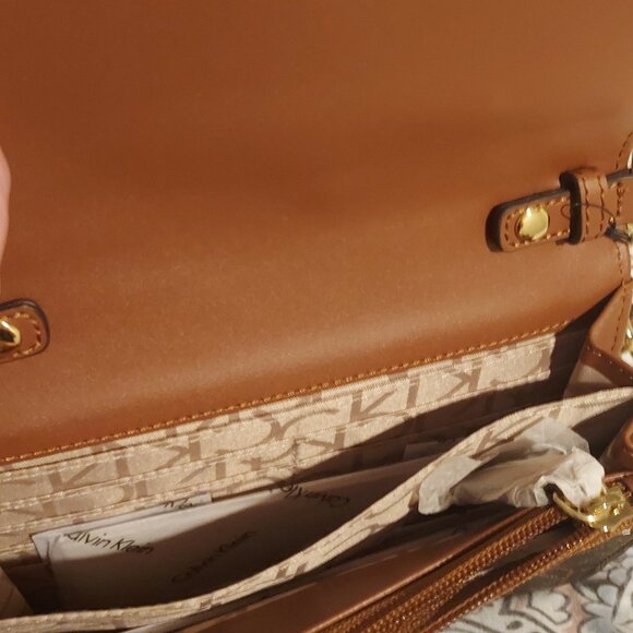Calvin Klein Signature Crossbody - Picture 4 of 5